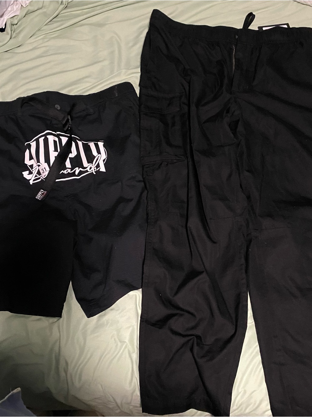 Men XL Bundle: Supply in Demand shorts black cargo pants
